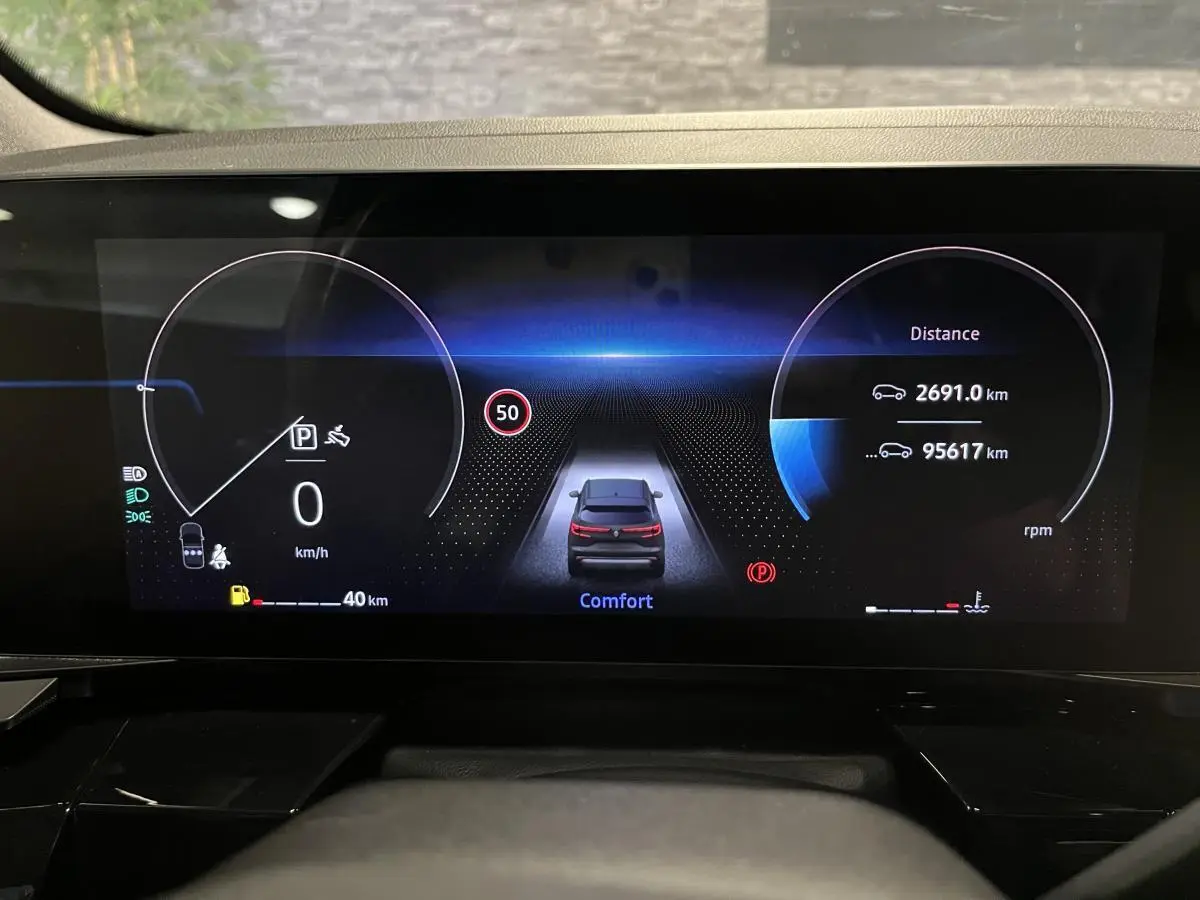 Affichage numérique du tableau de bord du Renault Austral 2023 montrant la vitesse, autonomie et mode de conduite Comfort.