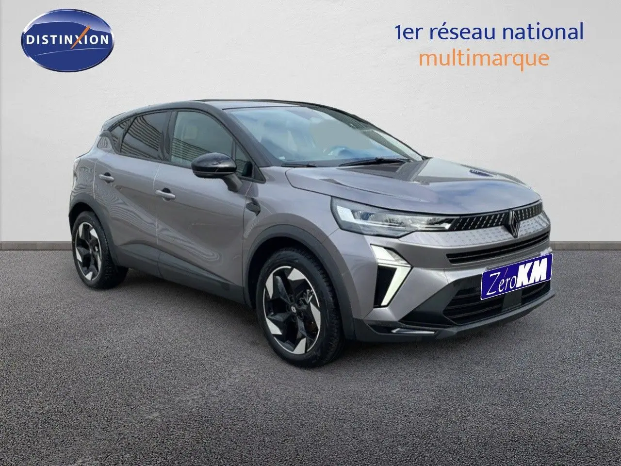 Renault Captur E-Tech hybride gris cassiopée métal avec toit noir, vue 3/4 avant droit mettant en valeur ses phares LED.