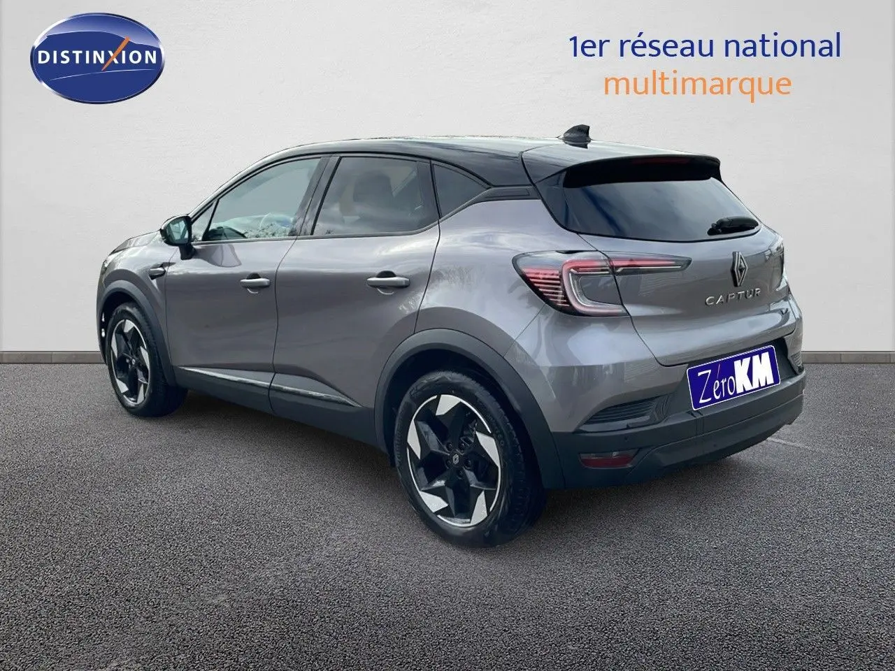Vue 3/4 arrière droite d'un Renault Captur gris Cassiopée métal avec toit noir, jantes biton et feux LED distinctifs.