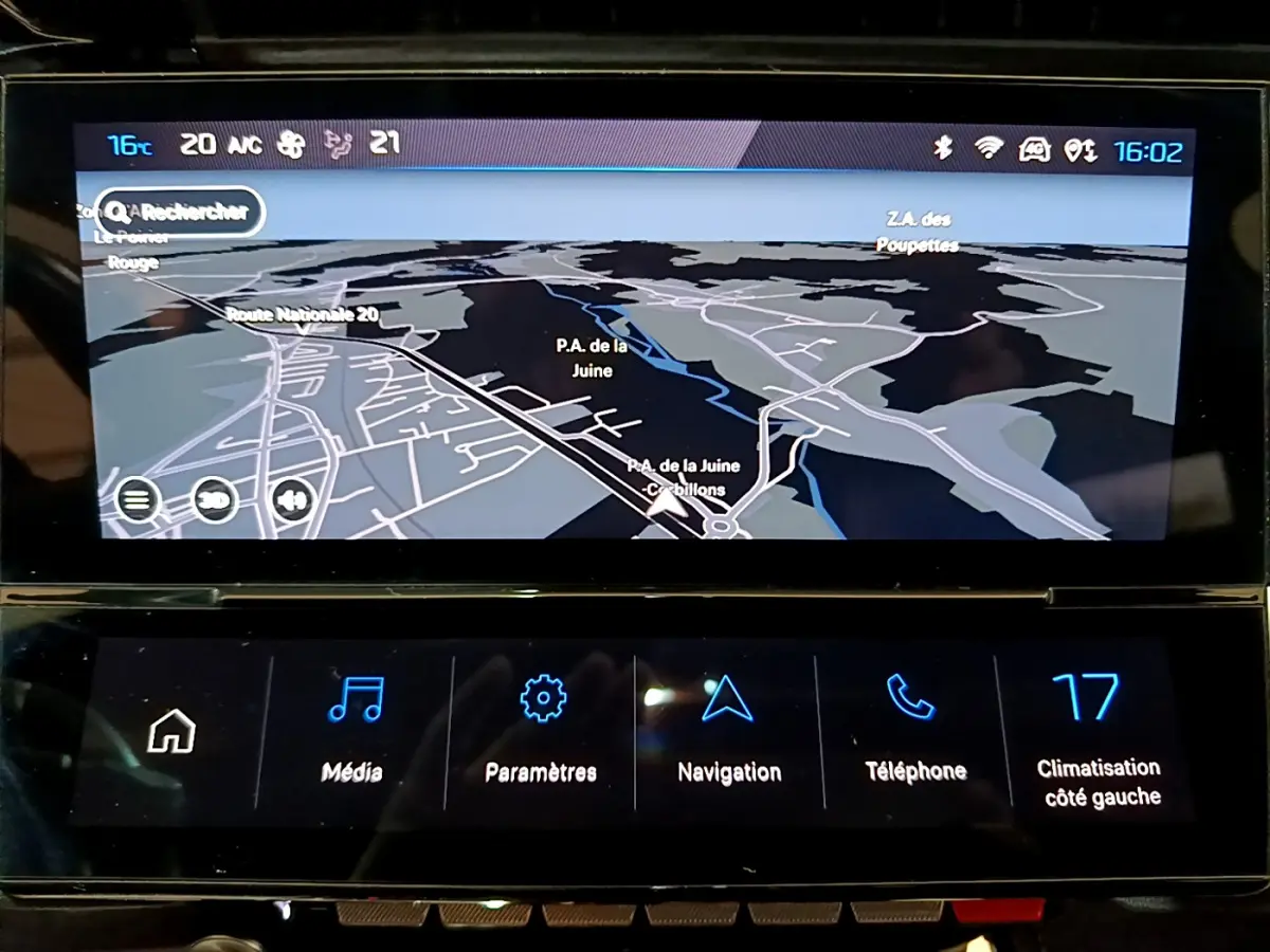 Écran tactile central de navigation affichant une carte 3D dans une Peugeot 308 PHEV GT blanche, vue intérieure.