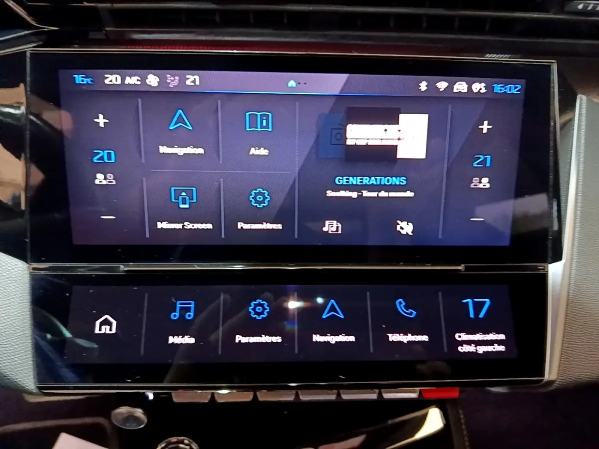 Écran tactile double de la console centrale de la Peugeot 308 PHEV 180 GT, affichage multimédia et climatisation.