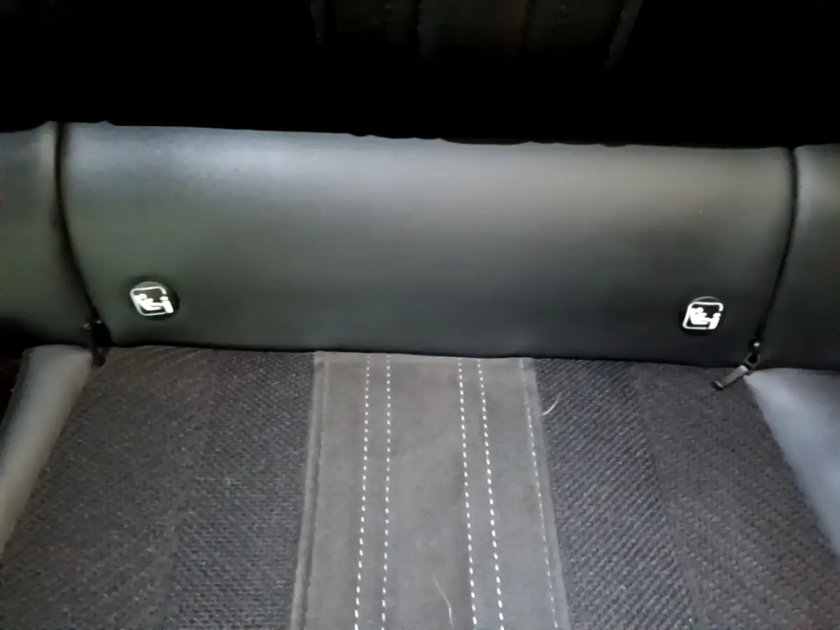 Gros plan sur la banquette arrière noire de la Peugeot 308 PHEV 180 E-EAT8 GT avec logos Isofix visibles.