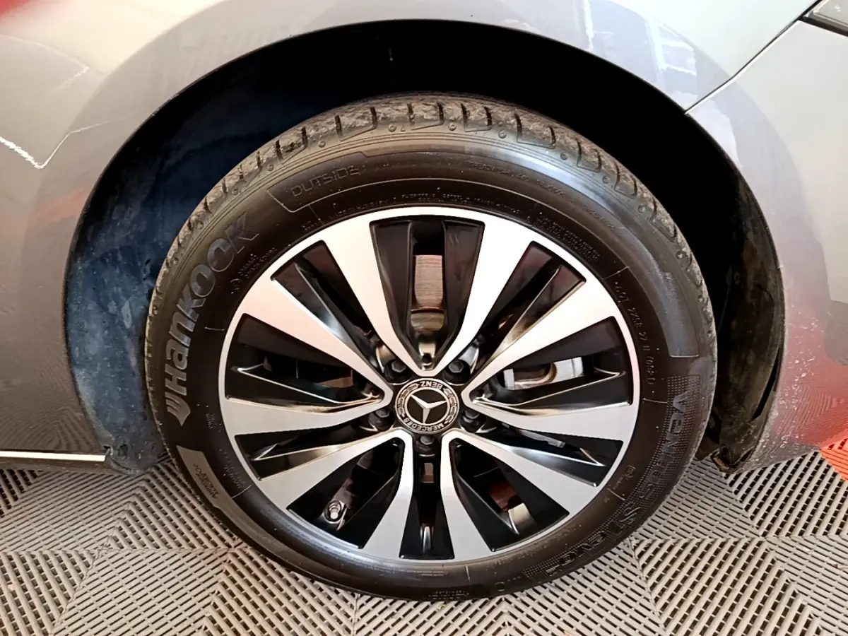 Gros plan sur la roue avant droite grise d'une Mercedes Classe A 250 e Business Line avec jante alliage bicolore.