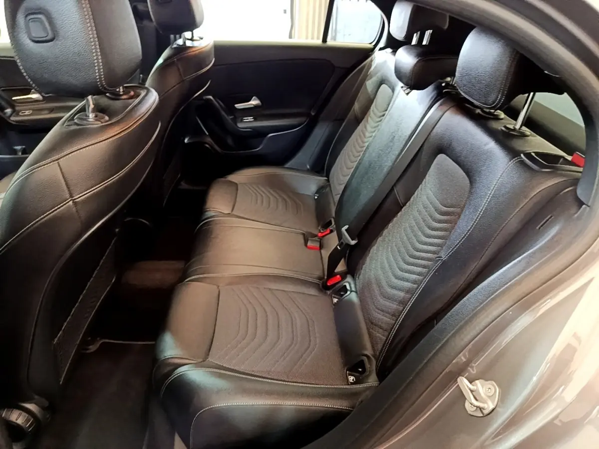 Vue intérieure côté droit sur la banquette arrière en cuir noir et tissu de la Mercedes Classe A 250 e Business Line 2020.