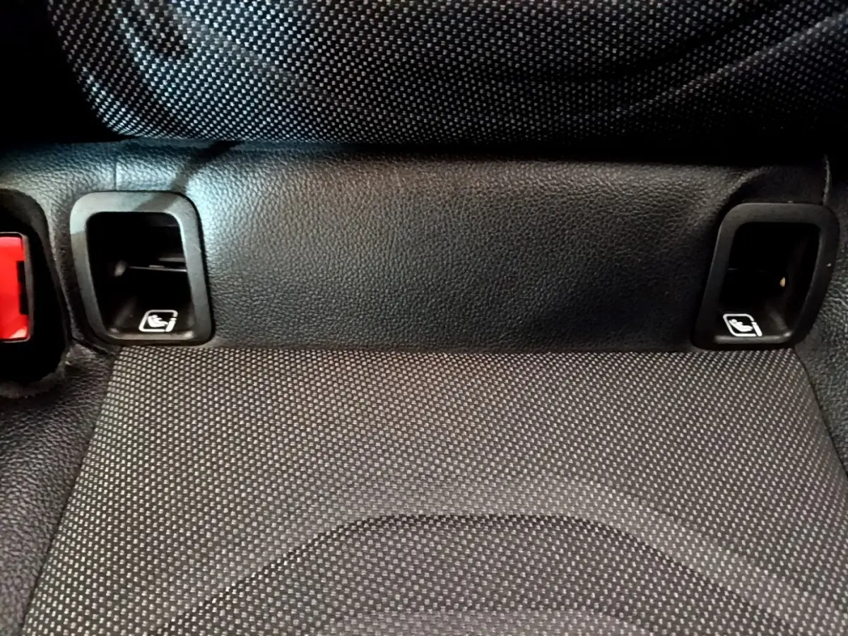 Détail de la banquette arrière noire avec ancrages ISOFIX visibles sur une Mercedes Classe A hybride rechargeable.