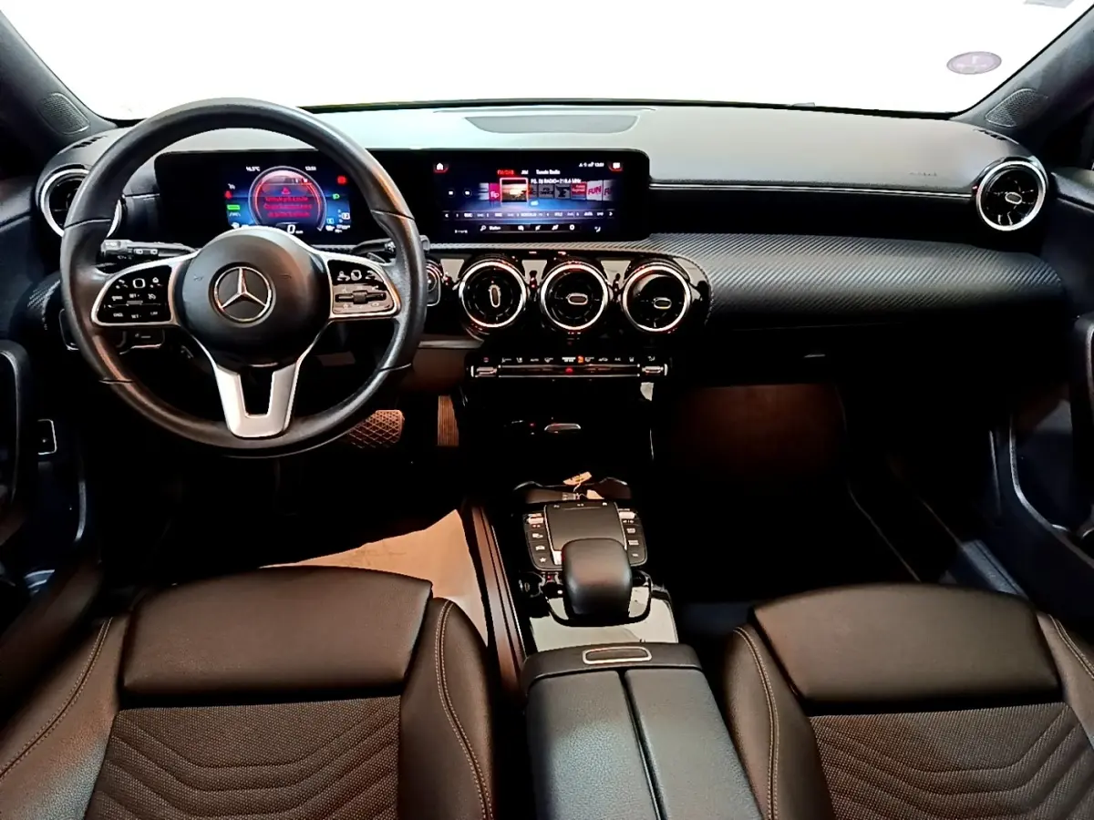 Vue intérieure avant du tableau de bord noir et volant cuir de la Mercedes Classe A 250 e Business Line 2020.