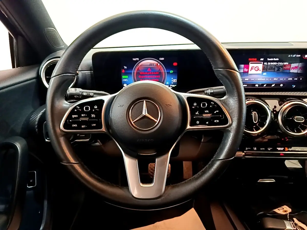 Vue frontale du volant cuir noir multifonctions et tableau de bord digital de la Mercedes Classe A 250 e Business Line 2020.