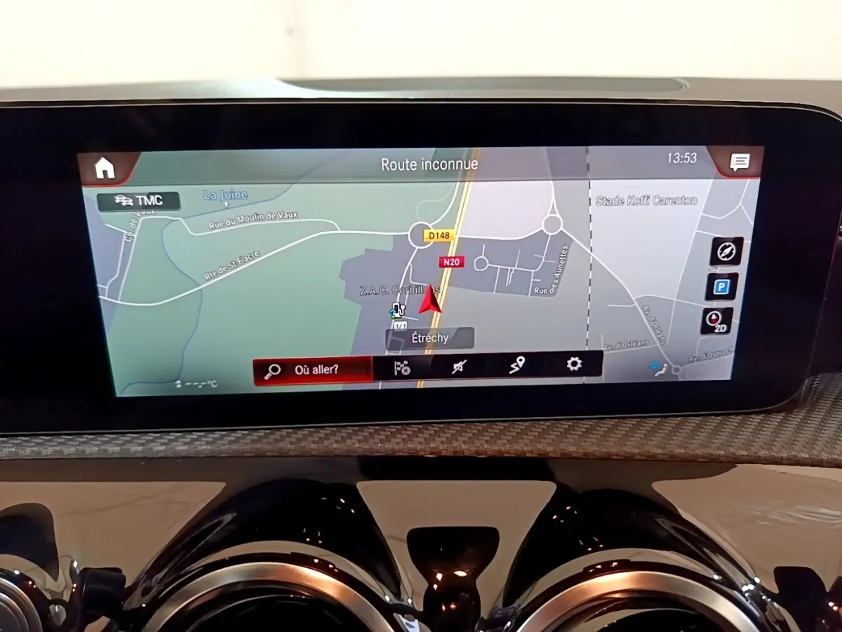 Vue rapprochée de l'écran tactile de navigation 10,3 pouces sur tableau de bord noir brillant d'une Mercedes Classe A hybride.