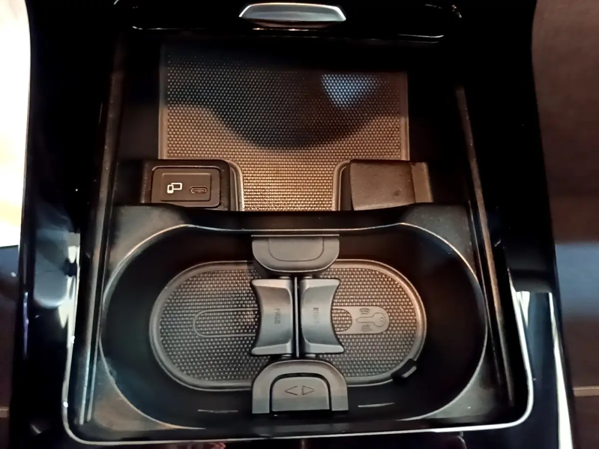 Vue plongeante sur le porte-gobelets noir et compartiment central de la Mercedes Classe A 250 e Business Line 2020.