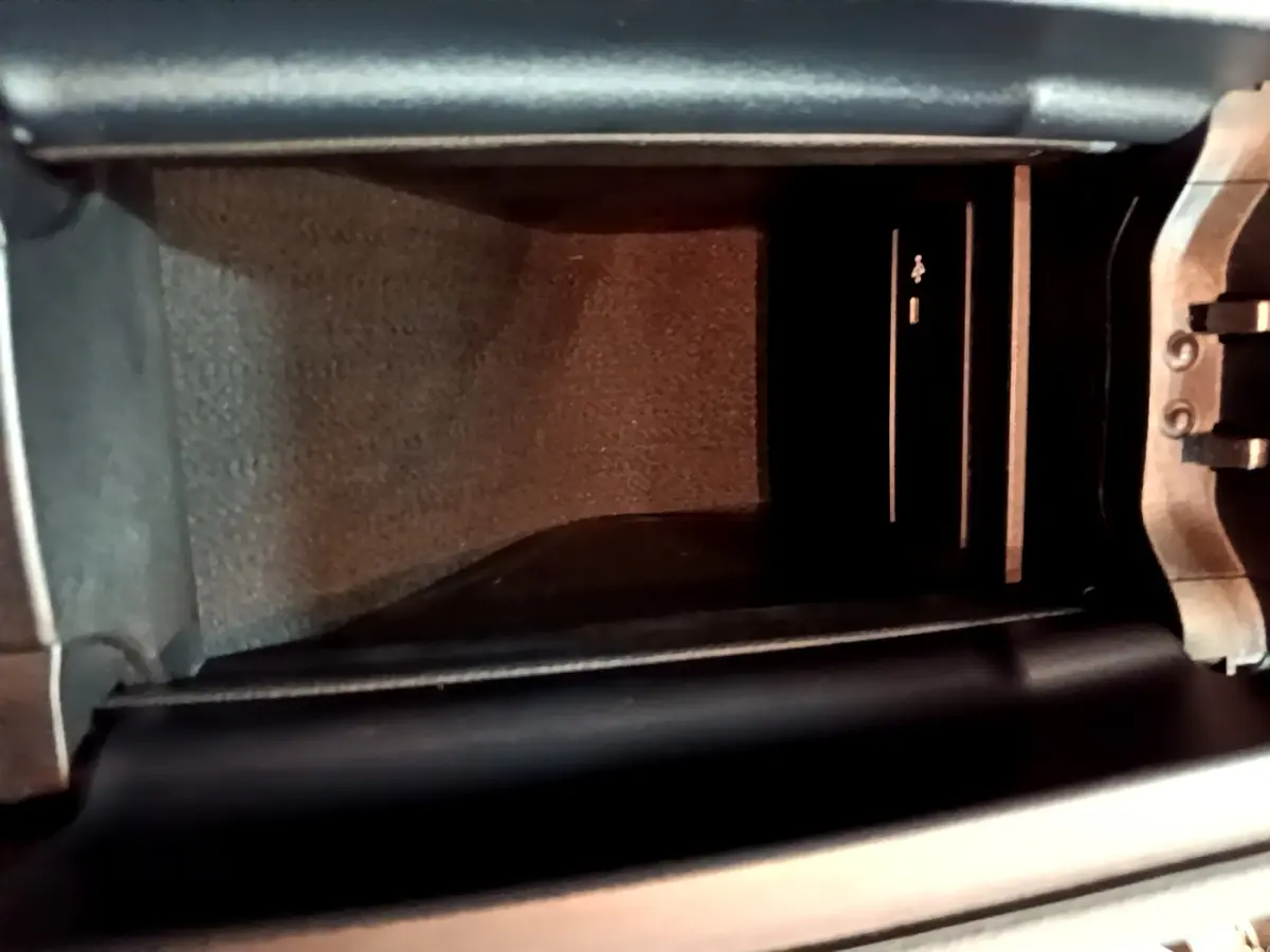 Vue rapprochée de la boîte à gants noire de la Mercedes Classe A 250 e Business Line 2020, intérieur sombre.