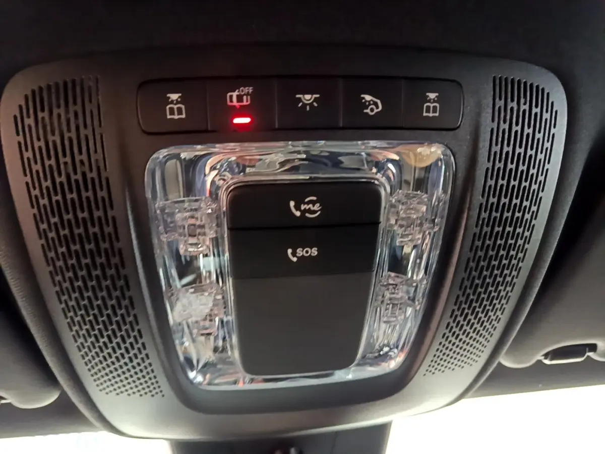 Vue en gros plan du plafonnier avec commandes d'appel d'urgence et éclairage intérieur de la Mercedes Classe A hybride 2020.
