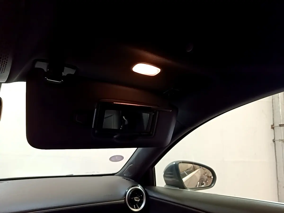 Vue intérieure côté droit du Mercedes Classe A 250 e Business Line 2020, montrant le pare-soleil avec miroir éclairé et rétroviseur extérieur.