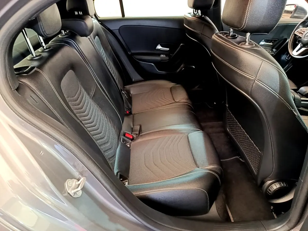 Vue intérieure côté gauche sur la banquette arrière noire en cuir et tissu de la Mercedes Classe A 250 e Business Line 2020.
