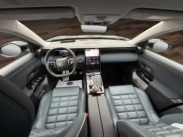 Vue intérieure avant du Citroën C5 Aircross gris platinium 2026, avec tableau de bord moderne et sièges en TEP bleu.