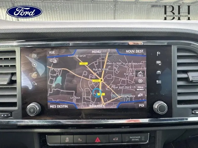 Vue de face de la SEAT Ateca blanc Nevada Métal, mettant en valeur sa calandre et ses phares LED distinctifs.