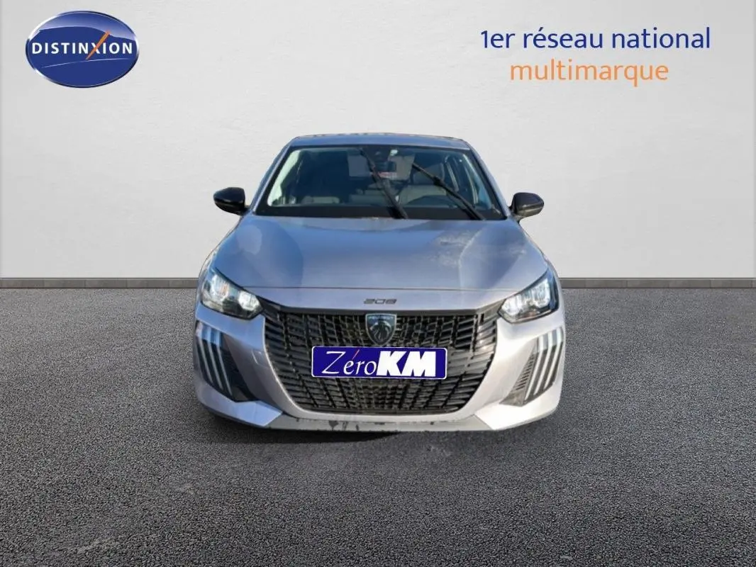 Vue de face d'une Peugeot 208 gris métallisé, avec calandre noire et feux diurnes LED distinctifs.