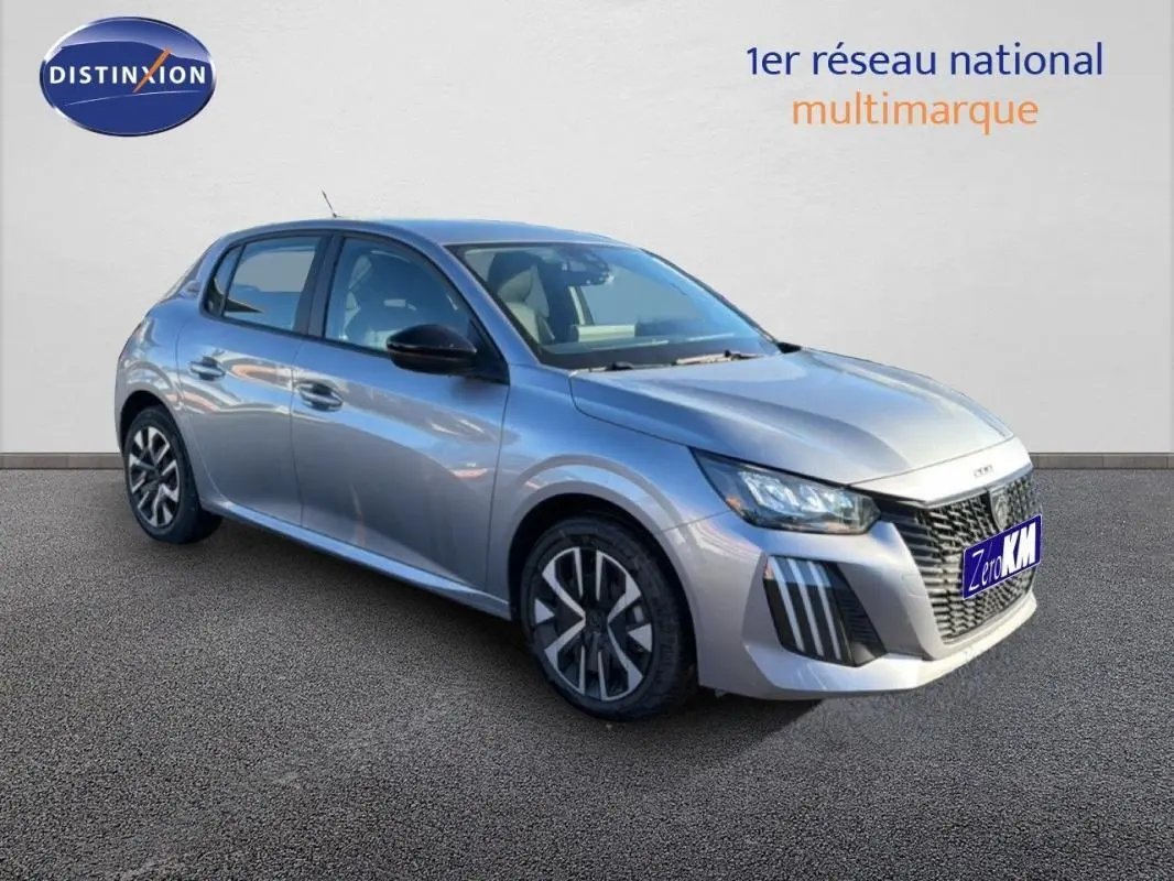 Peugeot 208 gris en 3/4 avant droit, mettant en valeur sa calandre distinctive et ses jantes modernes.