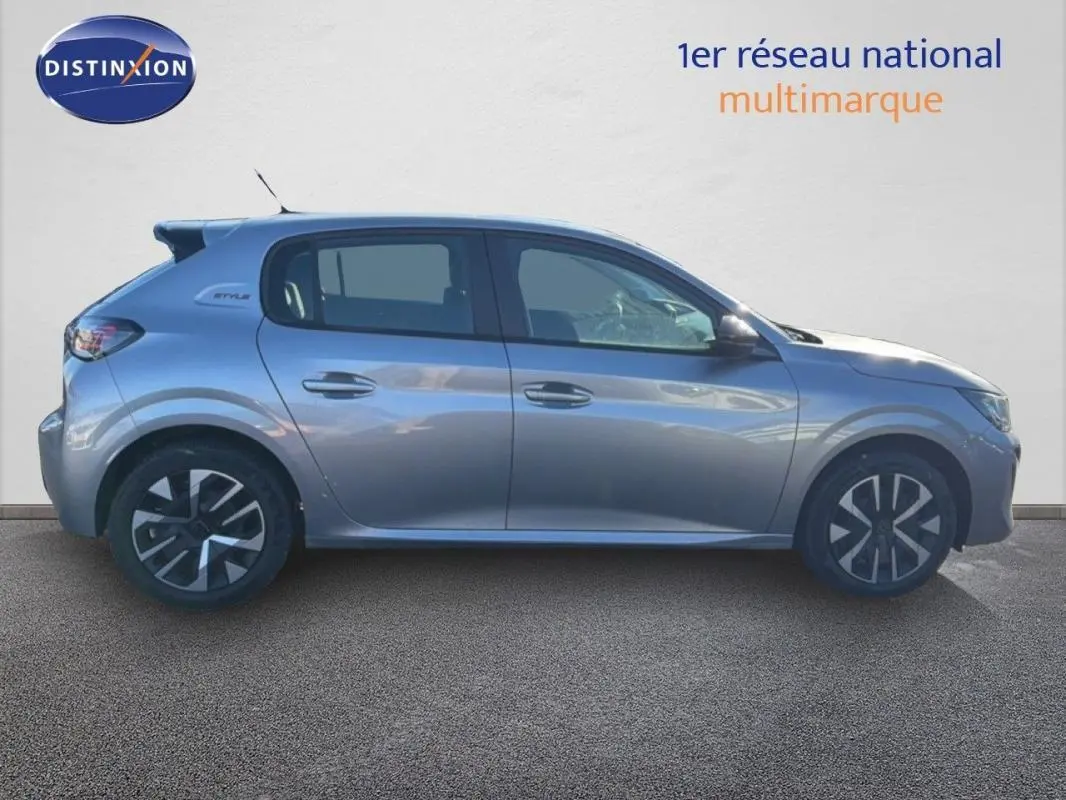 Peugeot 208 gris en profil droit, version 1.2 Hybrid Style avec jantes distinctives et rétroviseurs électriques.