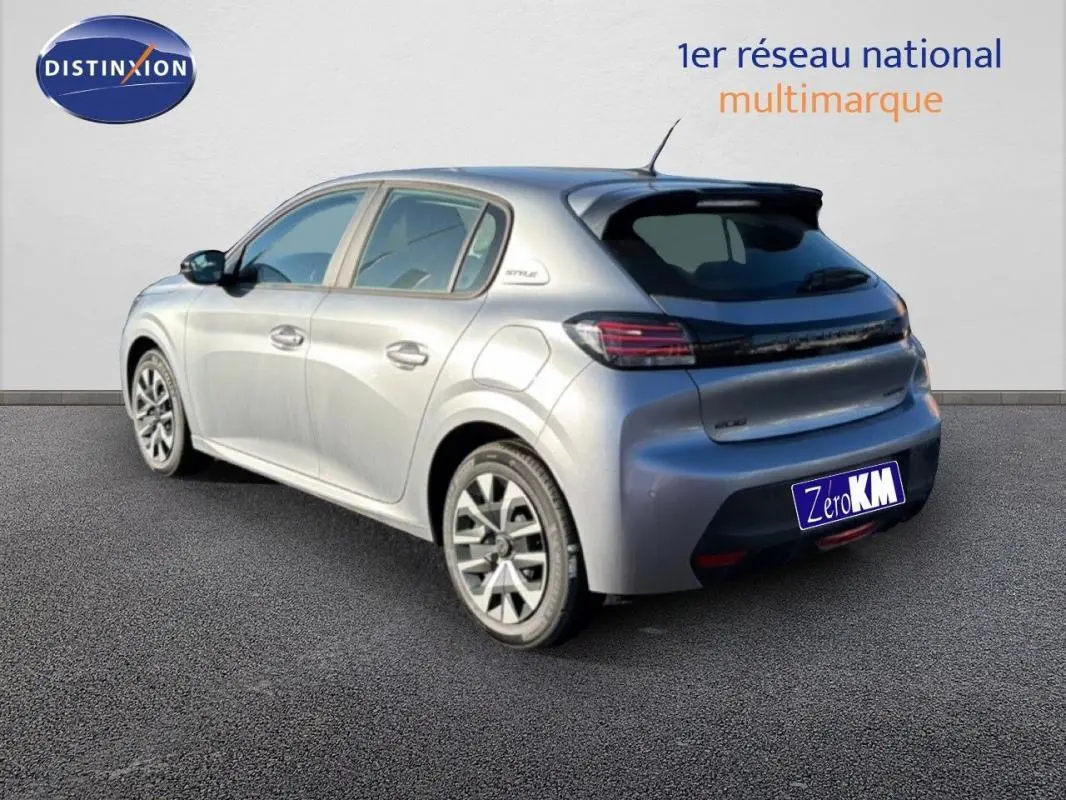 Vue 3/4 arrière droite d'une Peugeot 208 gris métallisé, avec feux arrière LED et jantes alliage distinctives.