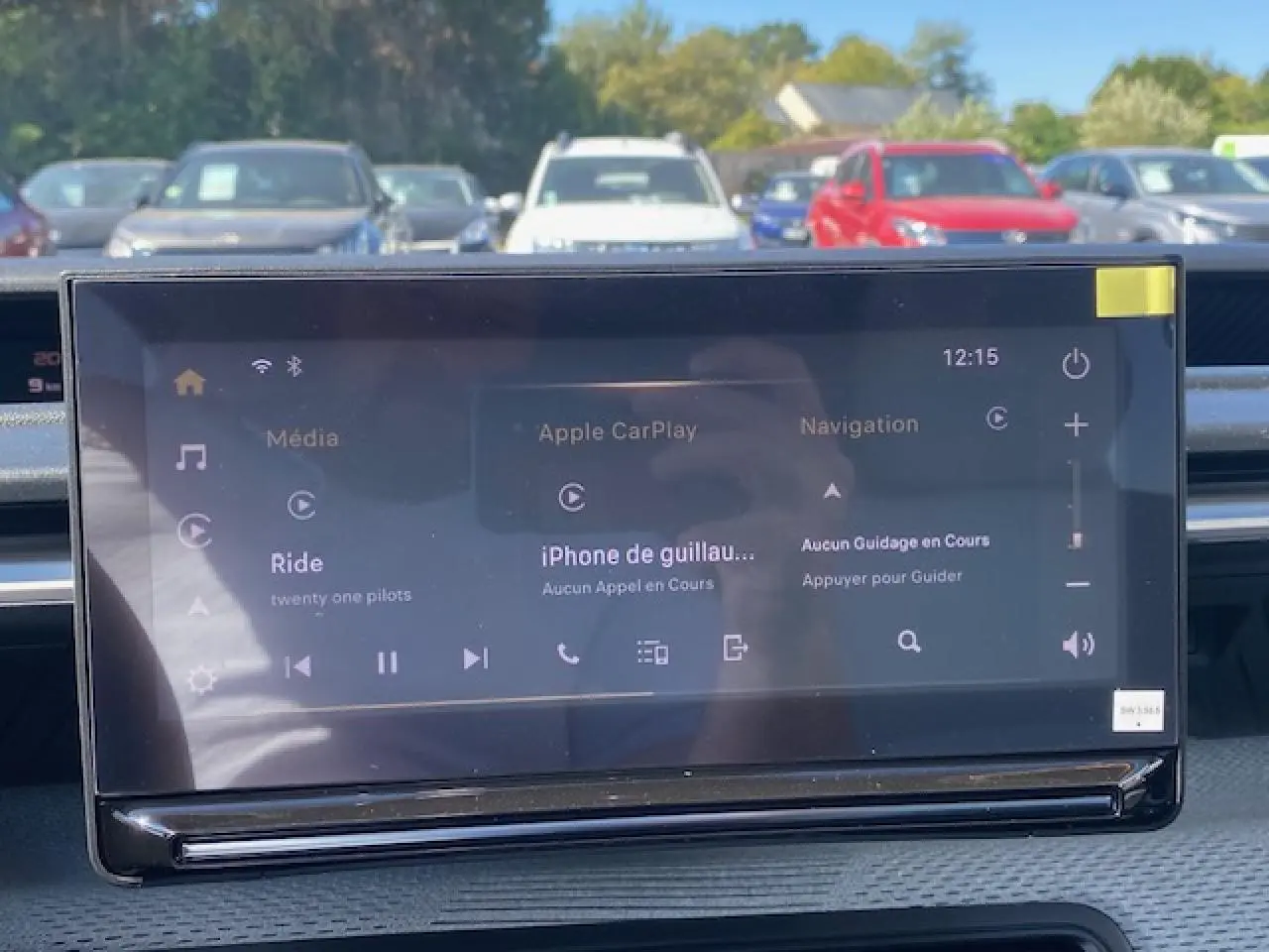 Écran tactile central affichant Apple CarPlay dans un Citroën C3 Aircross 2026, vue intérieure frontale.
