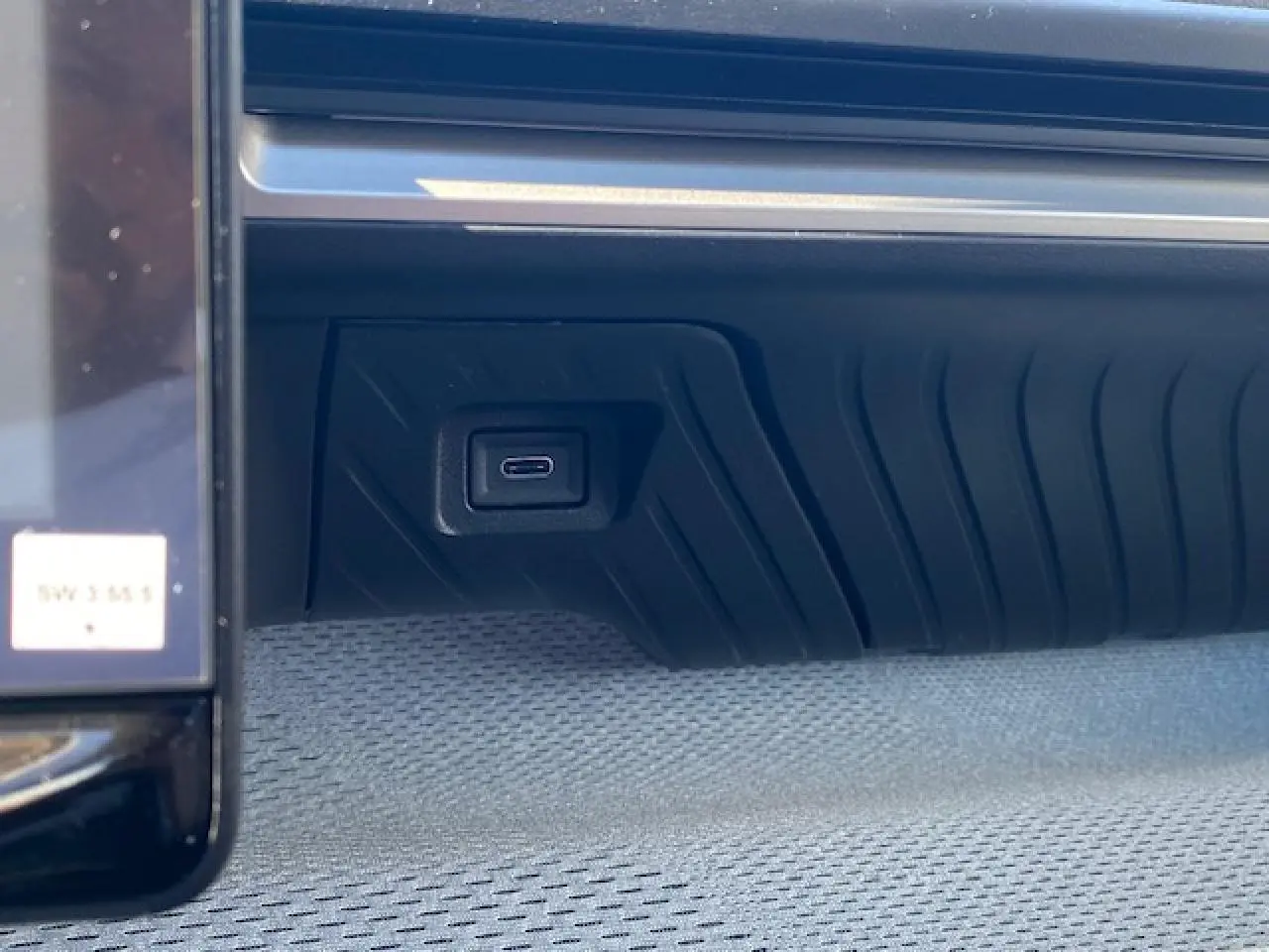 Gros plan sur une prise USB type-C intégrée dans la planche de bord du Citroën C3 Aircross gris Mercury.