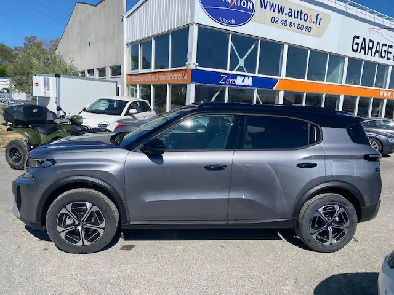 Profil côté gauche du Citroën C3 Aircross gris Mercury avec toit noir et jantes alliage 17 pouces diamantées.