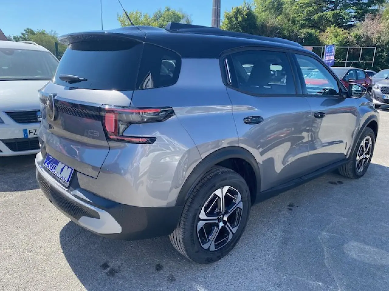Vue 3/4 arrière droite du Citroën C3 Aircross gris Mercury avec toit noir et jantes alliage 17 pouces.