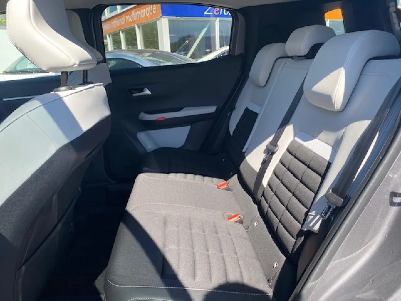 Vue latérale intérieure des sièges arrière gris clair et noir du Citroën C3 Aircross 2026 avec appuis-tête intégrés.