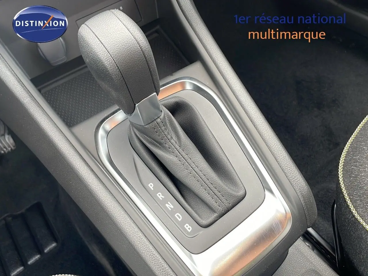 Le levier de vitesses automatique en cuir noir du Renault Captur E-Tech Hybrid 2025, vue intérieure rapprochée.