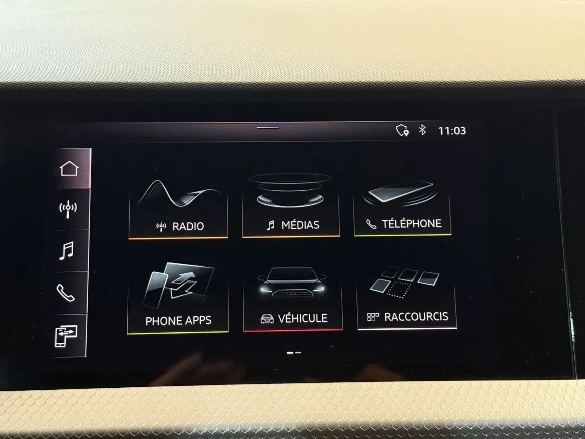 Écran tactile central de l'Audi A1 S line 2020 affichant les options radio, médias, téléphone et véhicule.