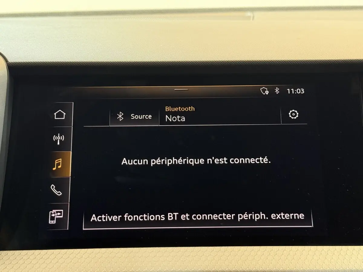 Écran tactile central affichant le menu Bluetooth dans l'Audi A1 S line gris foncé, vue intérieure rapprochée.