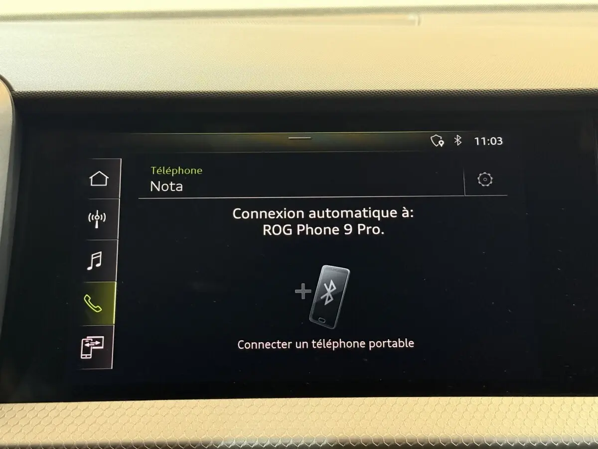 Écran tactile central de l'Audi A1 2020 affichant la connexion Bluetooth avec un smartphone ROG Phone 9 Pro.