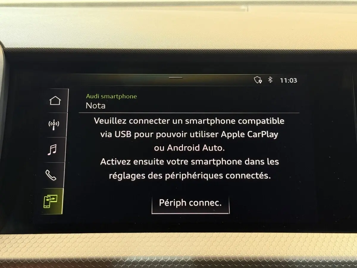 Vue intérieure du tableau de bord de l'Audi A1 2020, écran multimédia affichant la connexion Apple CarPlay et Android Auto.
