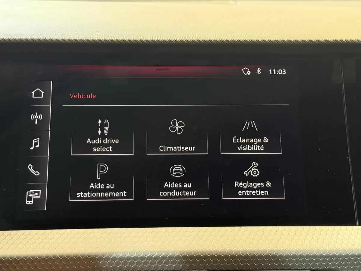 Écran tactile central de l'Audi A1 S line 2020 affichant les options de véhicule sur fond noir.