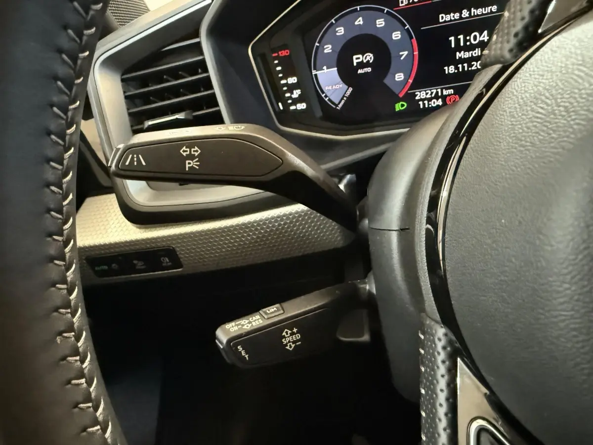 Gros plan sur le volant cuir et le combiné d'instruments numérique de l'Audi A1 1.5 TFSI S line 2020.