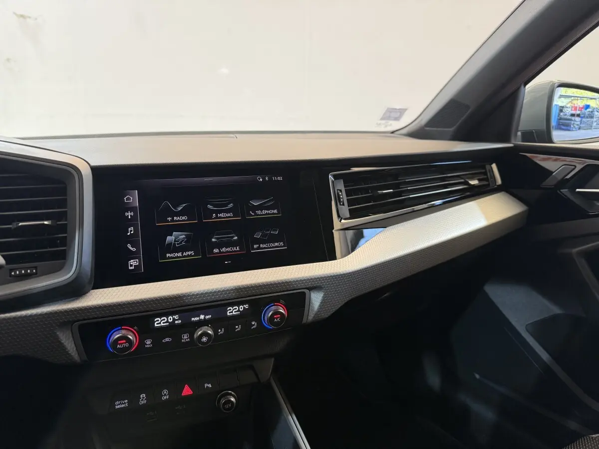 Tableau de bord de l'Audi A1 S line 2020, vue côté passager avec écran tactile et commandes climatisation digitales.