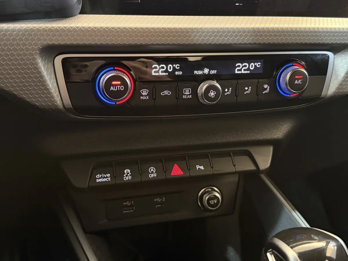 Panneau de climatisation digital double zone et commandes centrales de l'Audi A1 1.5 TFSI S line 2020 en intérieur noir.