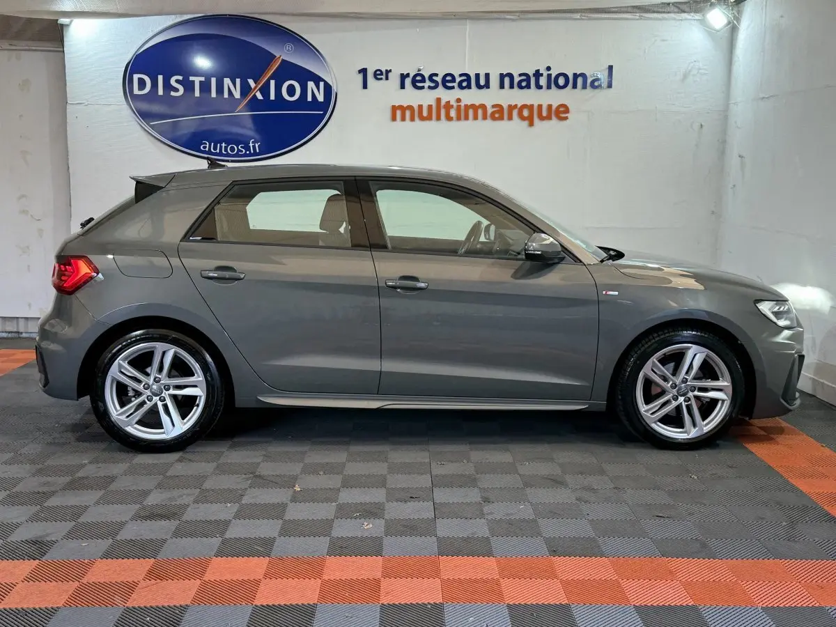 Audi A1 2020 gris foncé vue de profil côté gauche, avec jantes alliage et feux arrière LED allumés.