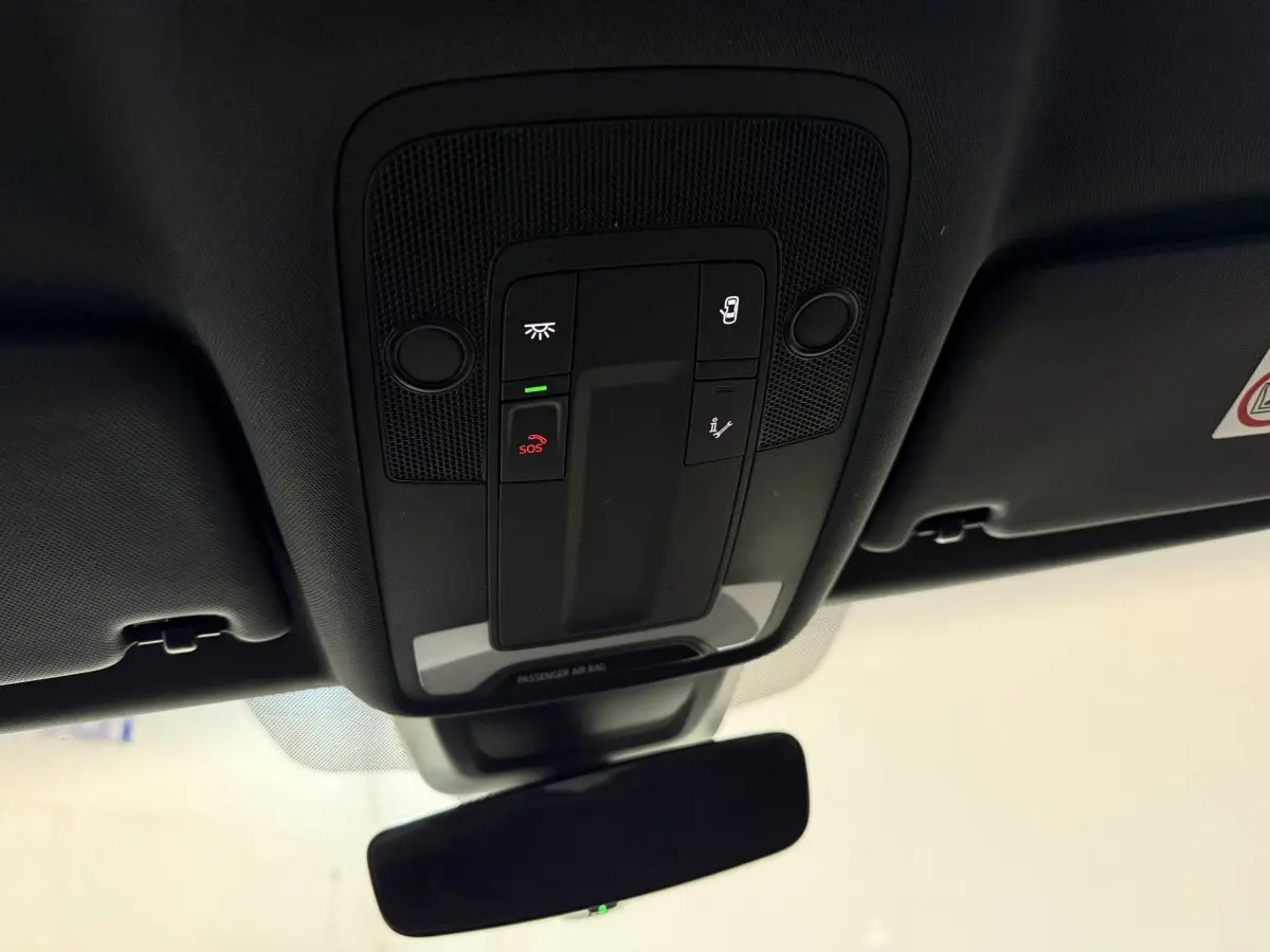 Vue en contre-plongée du plafonnier noir avec commandes SOS et éclairage dans l'habitacle d'une Audi A1 gris foncé 2020