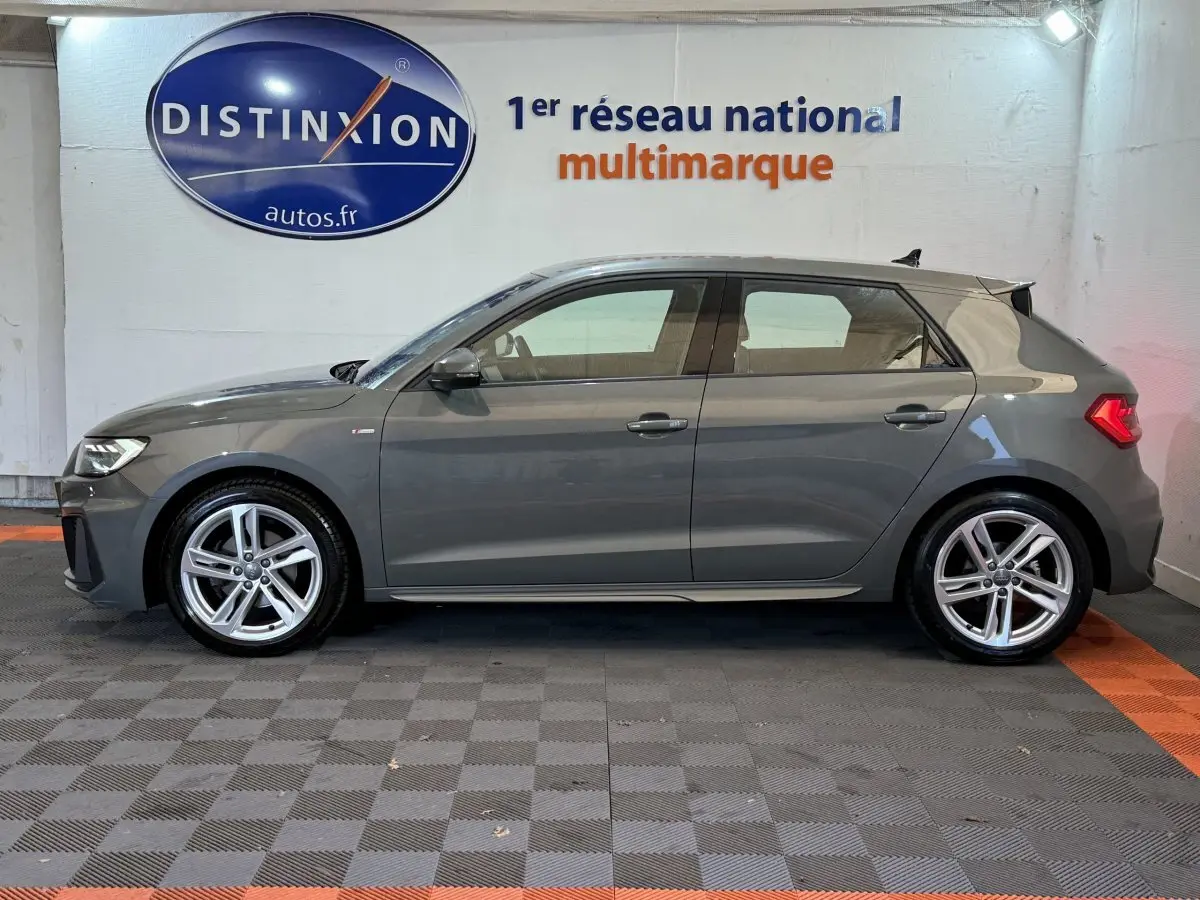 Profil côté gauche d'une Audi A1 S line gris foncé 2020, avec jantes alliage et feux arrière LED visibles.
