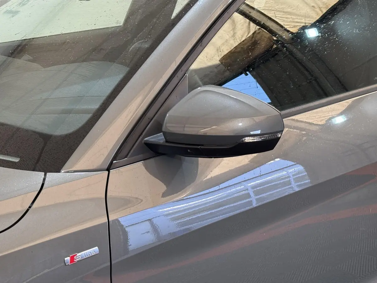 Rétroviseur côté gauche gris foncé de l'Audi A1 1.5 TFSI S line 2020 avec logo S line sur la portière.