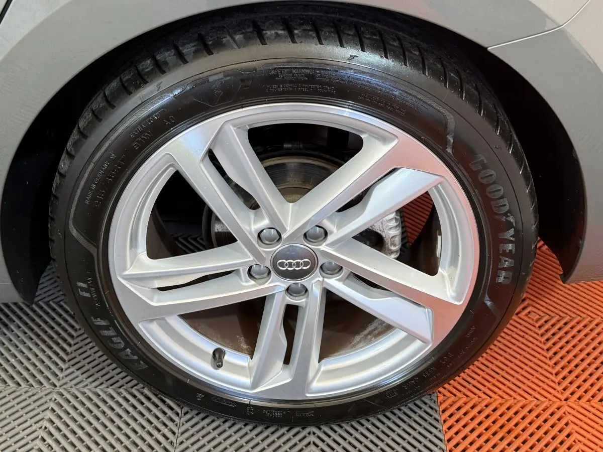 Gros plan sur la jante alliage argentée et pneu Goodyear d'une Audi A1 gris foncé, côté arrière droit.