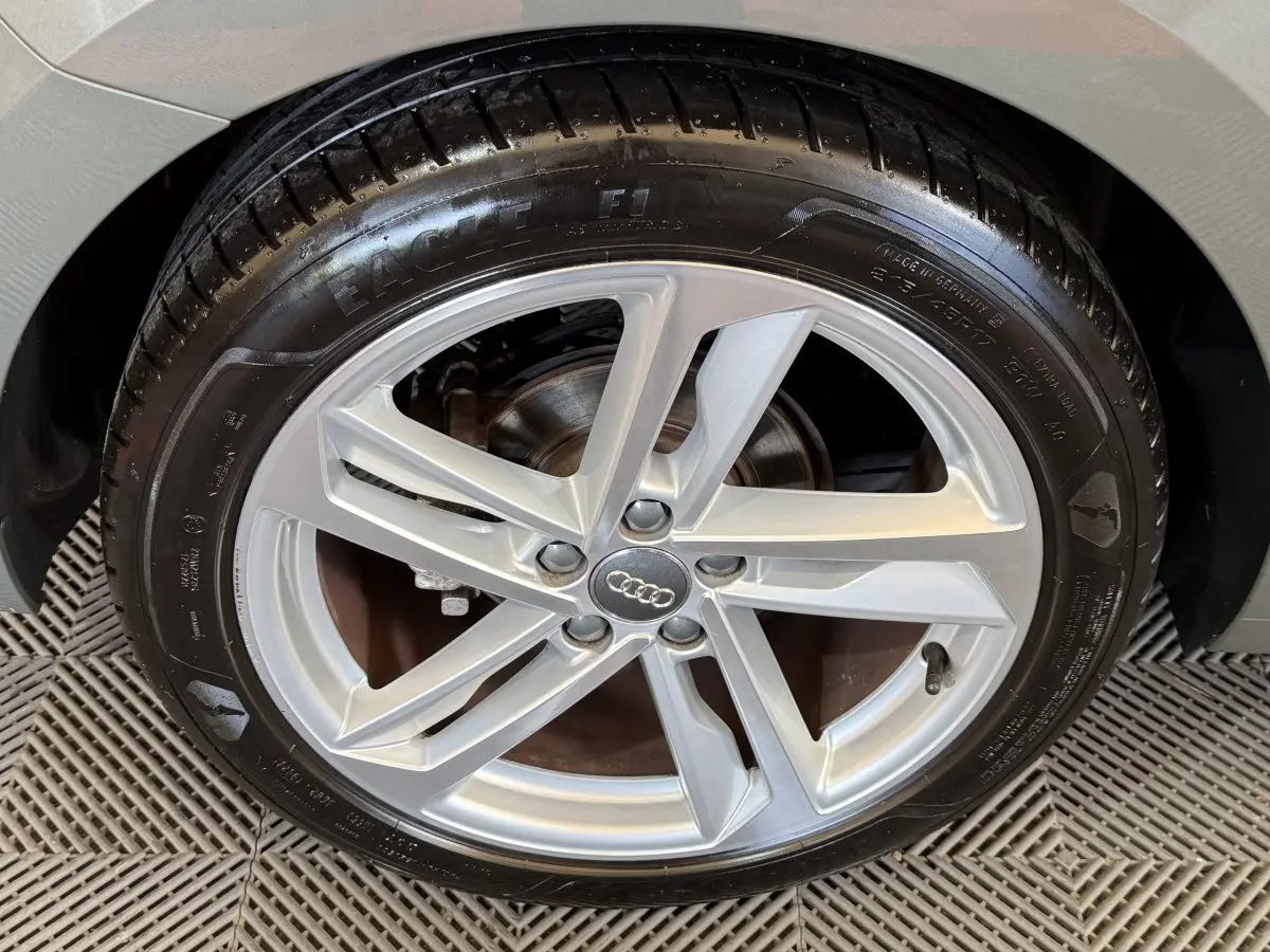 Gros plan sur la roue avant droite de l'Audi A1 gris foncé avec jante alliage à cinq branches doubles.