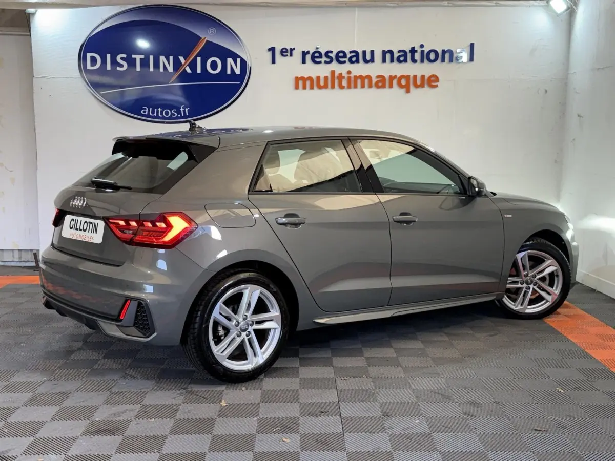 Audi A1 gris foncé vue de profil côté droit, mettant en valeur ses feux arrière LED et jantes alliage S line.