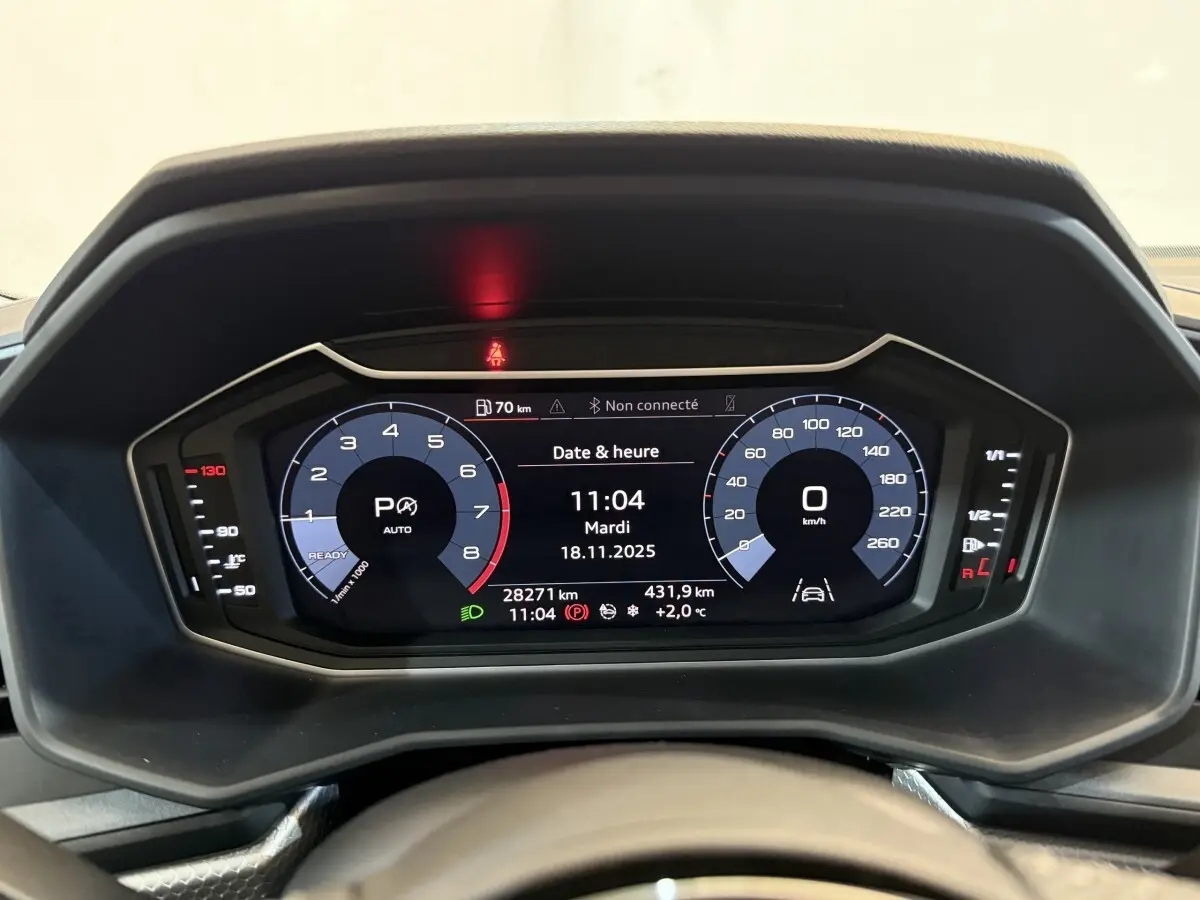 Vue rapprochée du tableau de bord numérique de l'Audi A1 2020 affichant la vitesse, régime et informations de conduite.