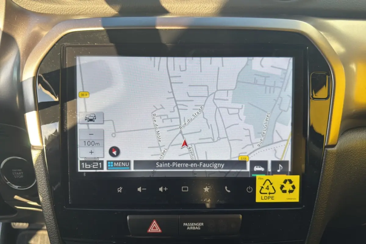 Écran tactile 9 pouces affichant la navigation GPS dans l'habitacle du Suzuki Vitara Hybrid 110 Privilege Allgrip.