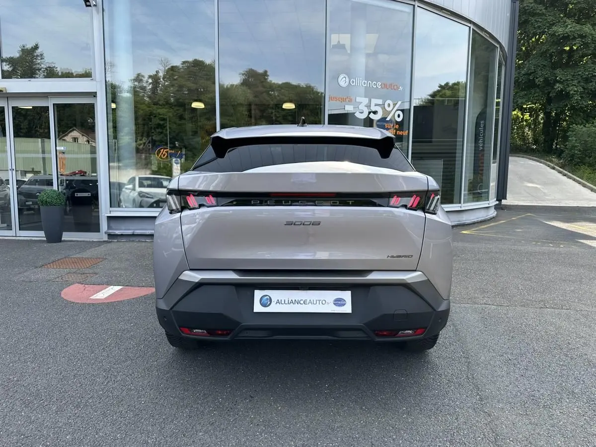 Vue arrière d’un Peugeot 3008 gris Artense avec feux arrière LED à griffes et logo Peugeot lumineux.