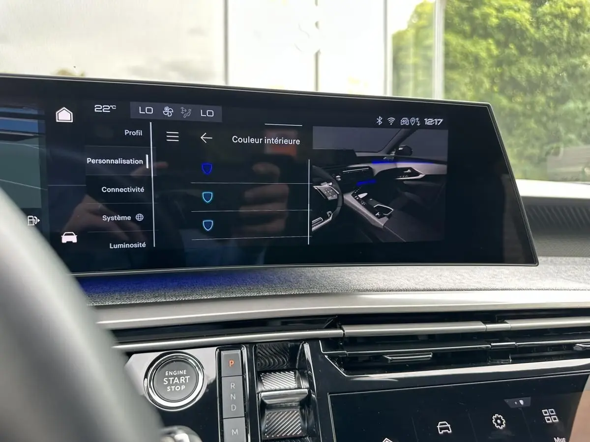 Vue intérieure du tableau de bord du Peugeot 3008 2024 avec écran tactile affichant les options de personnalisation de couleur.
