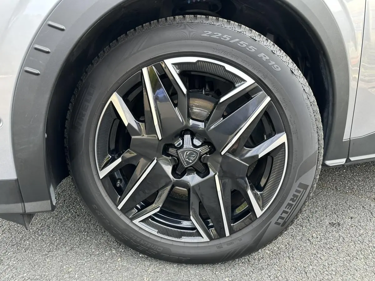 Gros plan sur la jante alliage noire et diamantée 19'' du côté avant gauche du Peugeot 3008 gris Artense.