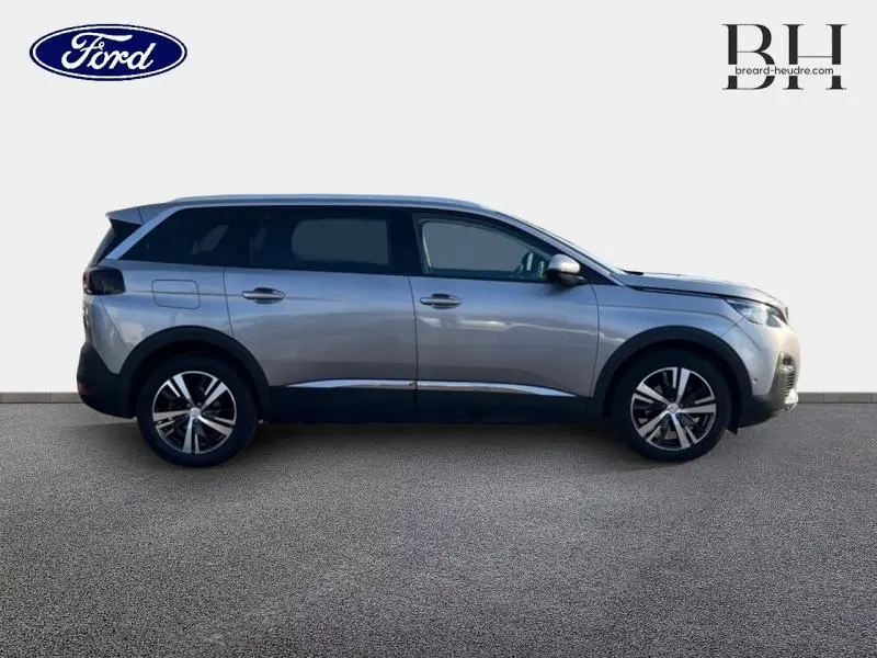 Profil droit d'un Peugeot 5008 gris Artense 2020 avec jantes alliage et vitres arrière surteintées.
